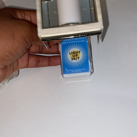 Bath and body works Lantern night light and fragrance distributor - Picture 2 of 4